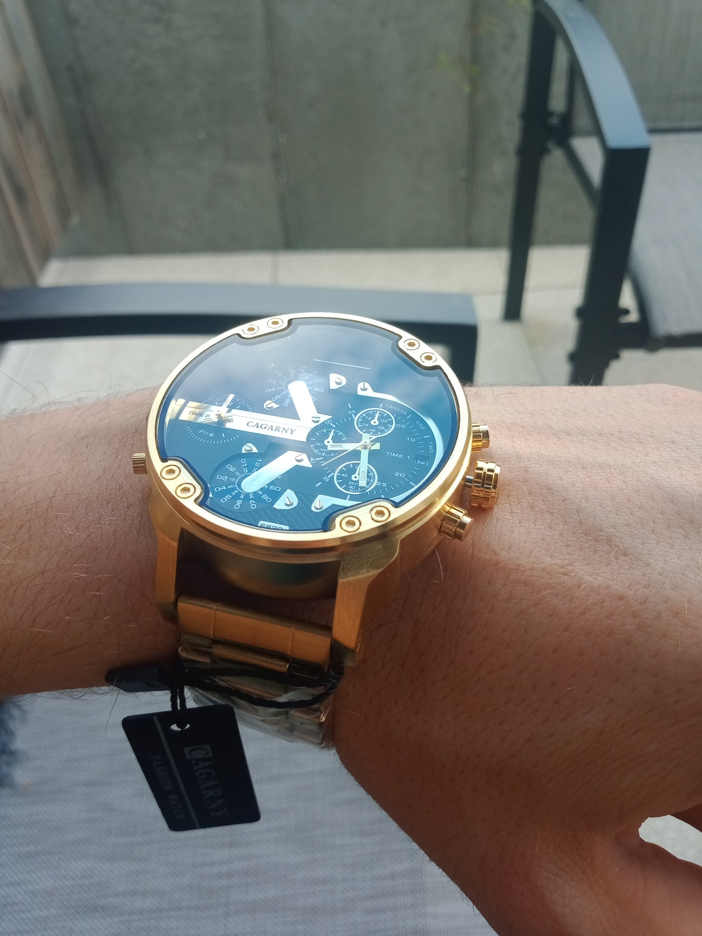 Montre classique à grand cadran pour hommes doubles horloges.