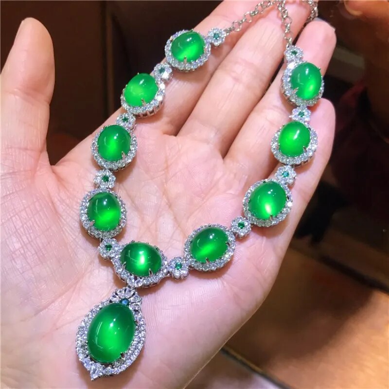 Ensemble de bijoux en diamant fait à la main pour femmes.