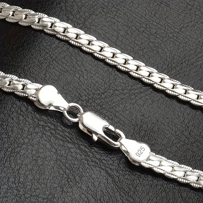 Collier homme élégant minimaliste en argent lisse.
