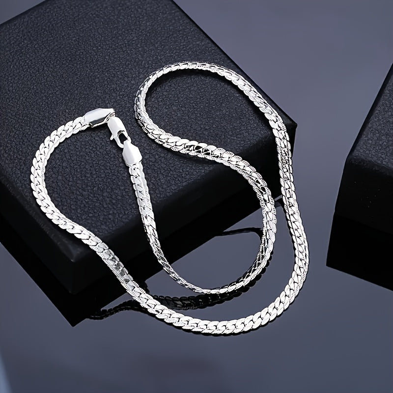 Collier homme élégant minimaliste en argent lisse.