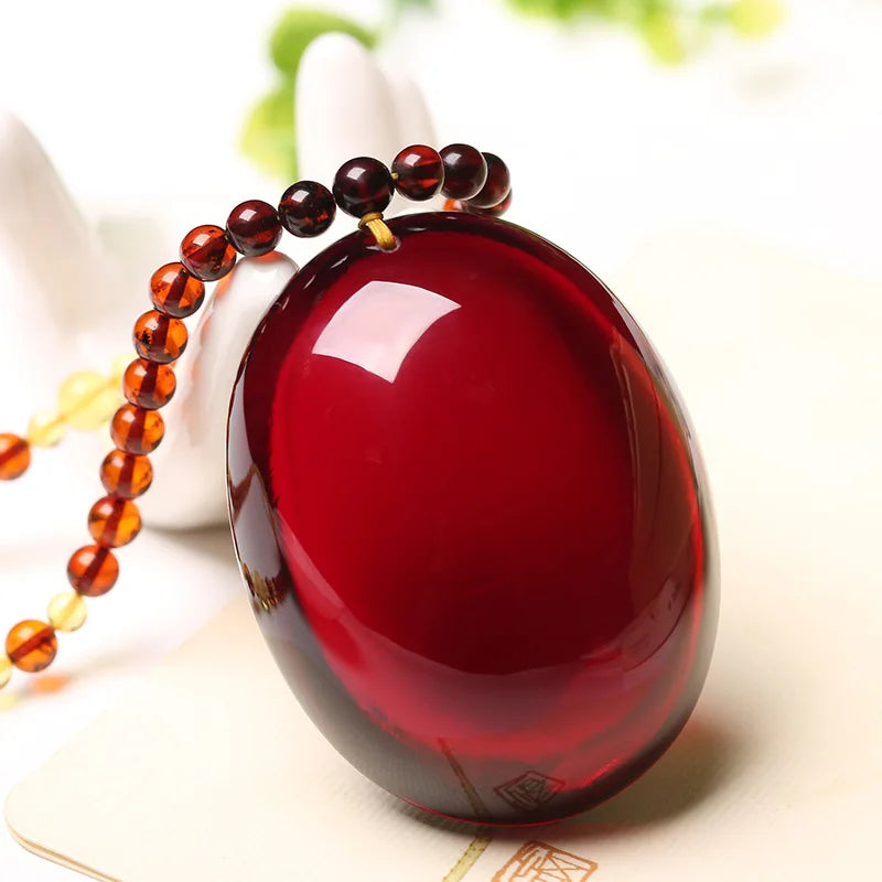 Collier pendentif en cire d'abeille ambre bordeaux naturel luxure.