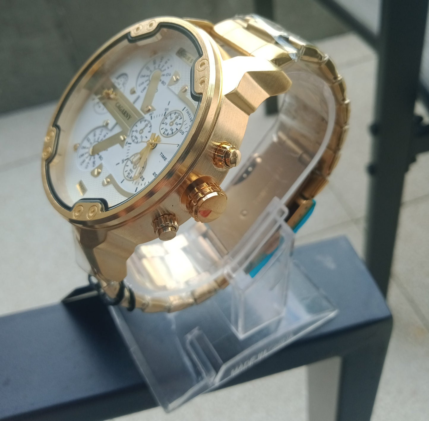 Montre classique à grand cadran pour hommes doubles horloges.