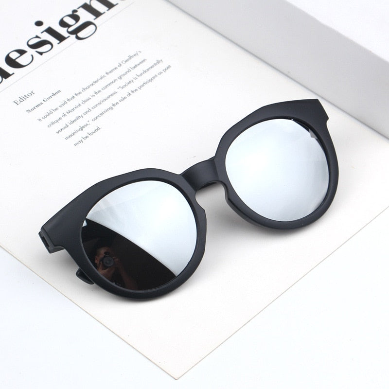 Lunettes de soleil rondes colorées pour enfants.