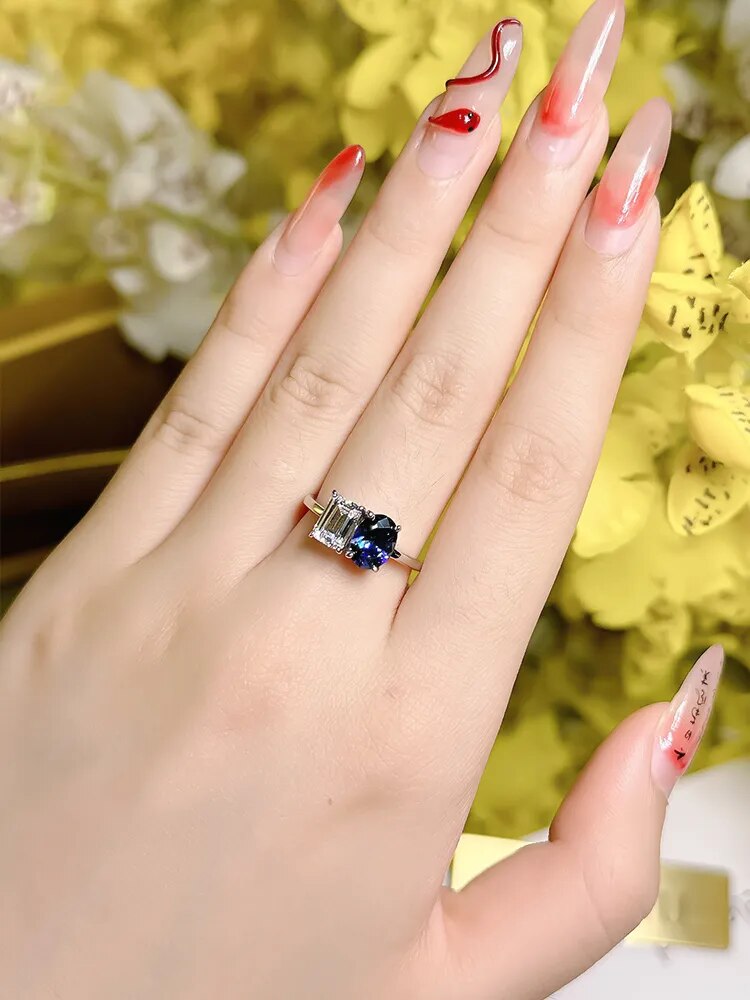 Bague en saphir pour femmes à contraste de couleur de pierre.