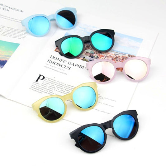 Lunettes de soleil rondes colorées pour enfants.