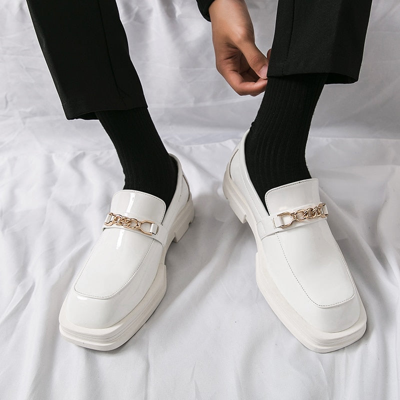 Chaussures en cuir à semelle optique blanche pour hommes.