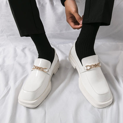 Chaussures en cuir à semelle optique blanche pour hommes.