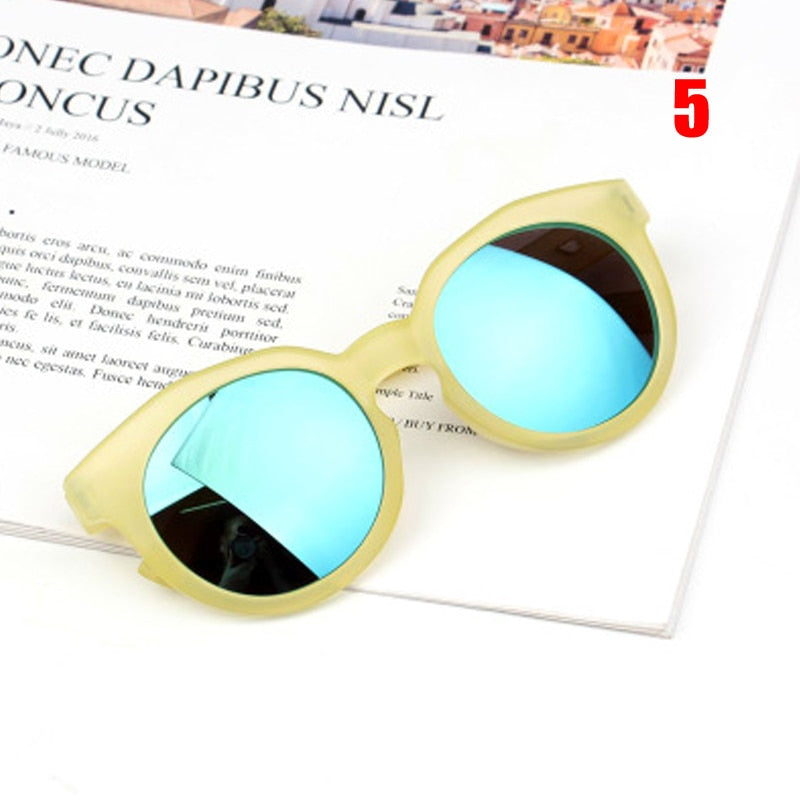 Lunettes de soleil rondes colorées pour enfants.