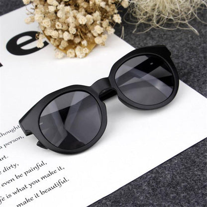 Lunettes de soleil rondes colorées pour enfants.
