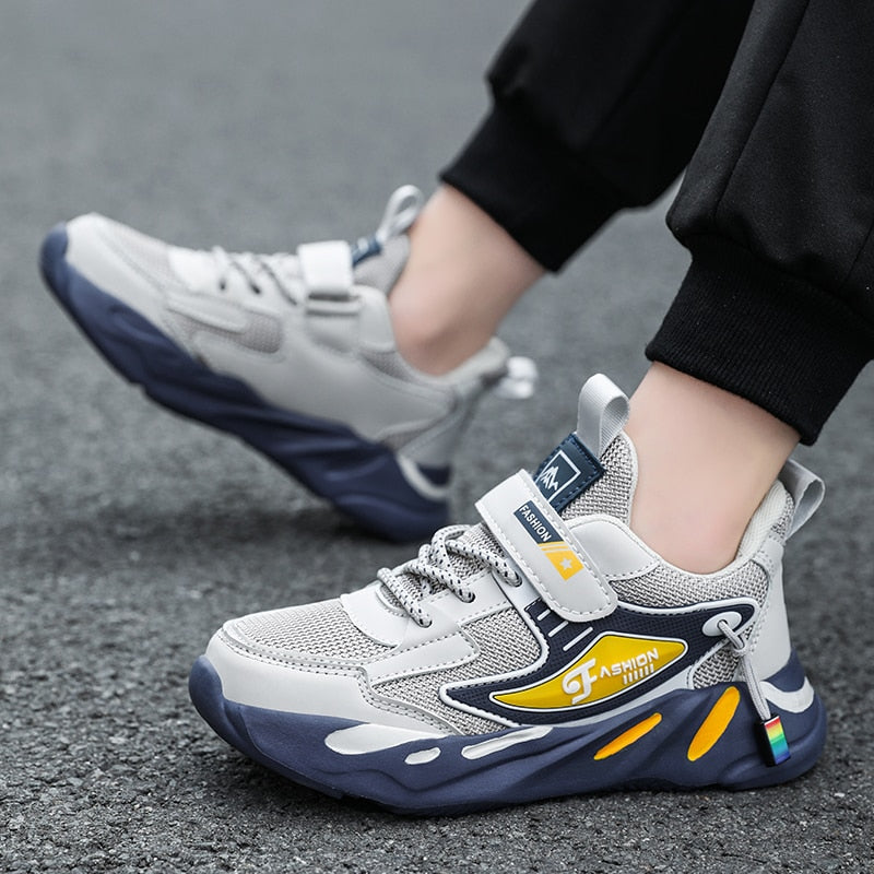 Chaussures de sport en cuir pour enfants.