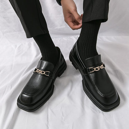 Chaussures en cuir à semelle optique blanche pour hommes.