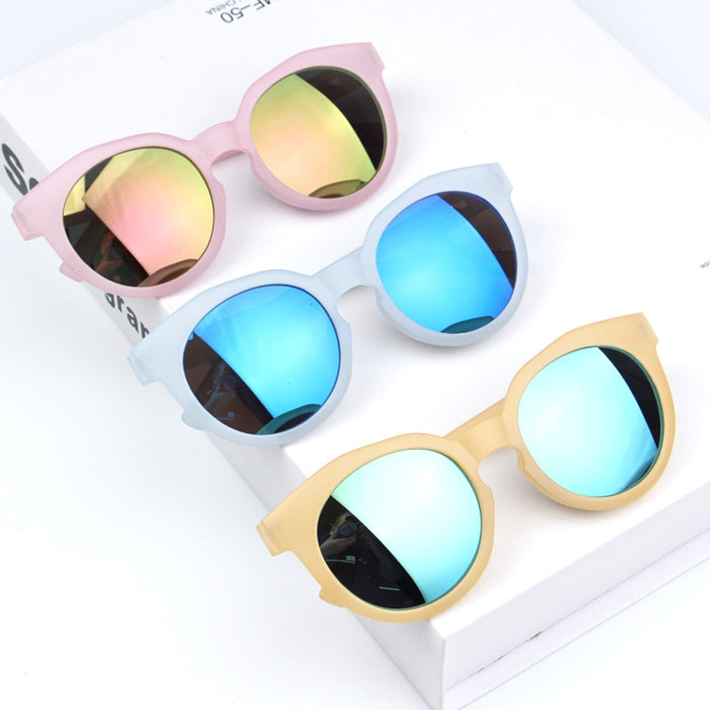 Lunettes de soleil rondes colorées pour enfants.