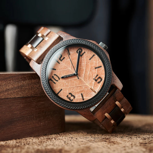 Montre homme au quartz en bois avec cadran en feuille.