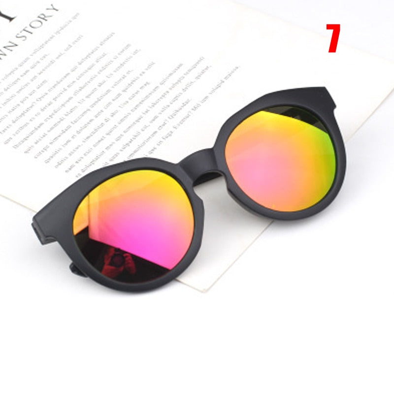 Lunettes de soleil rondes colorées pour enfants.