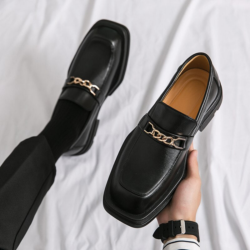 Chaussures en cuir à semelle optique blanche pour hommes.
