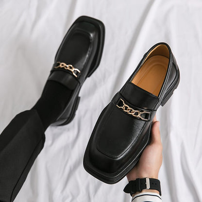 Chaussures en cuir à semelle optique blanche pour hommes.