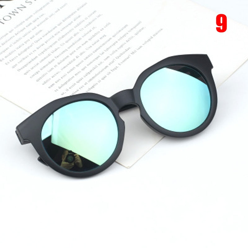 Lunettes de soleil rondes colorées pour enfants.