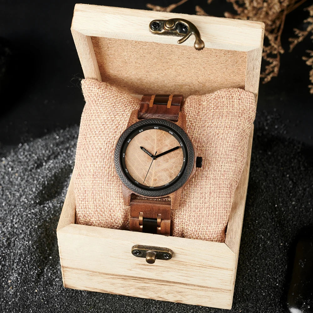 Montre homme au quartz en bois avec cadran en feuille.