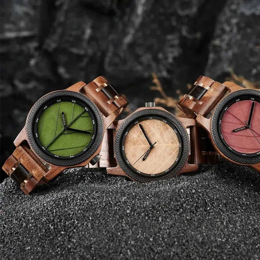 Montre homme au quartz en bois avec cadran en feuille.