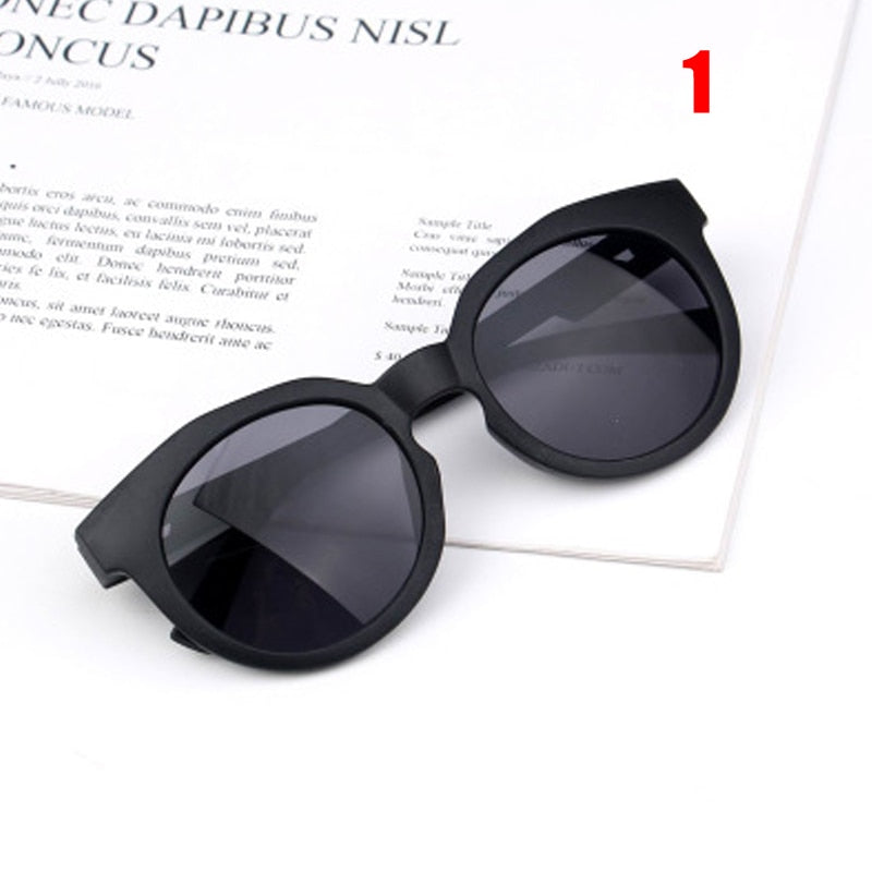 Lunettes de soleil rondes colorées pour enfants.