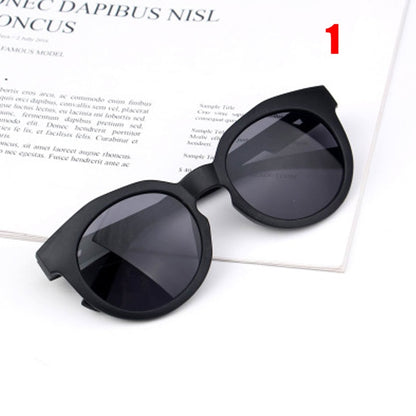 Lunettes de soleil rondes colorées pour enfants.