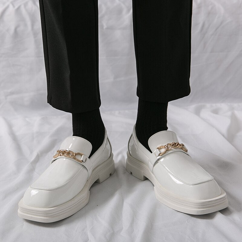 Chaussures en cuir à semelle optique blanche pour hommes.
