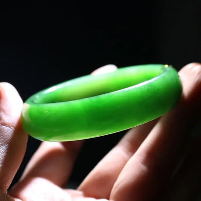 Bracelet élégant en jade naturel luxure pour femmes.
