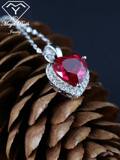 Collier de pierres précieuses en forme de cœur rouge pour femmes.