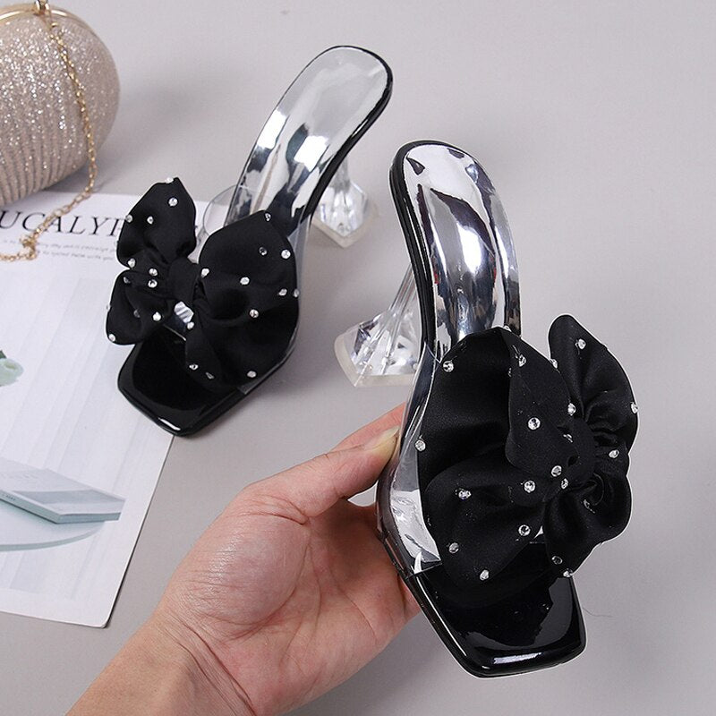Pantoufles à talons hauts avec nœud en cristal pour femmes.