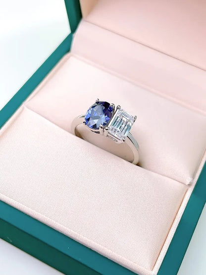 Bague en saphir pour femmes à contraste de couleur de pierre.