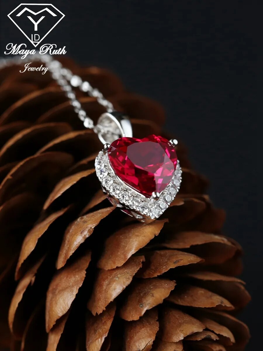 Collier de pierres précieuses en forme de cœur rouge pour femmes.