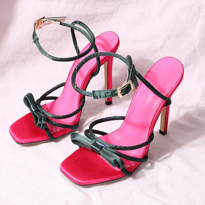 Talons bloquant les documents pour femmes.
