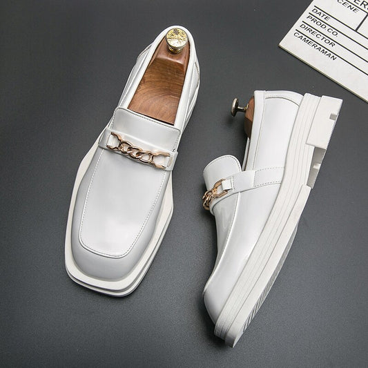 Chaussures en cuir à semelle optique blanche pour hommes.