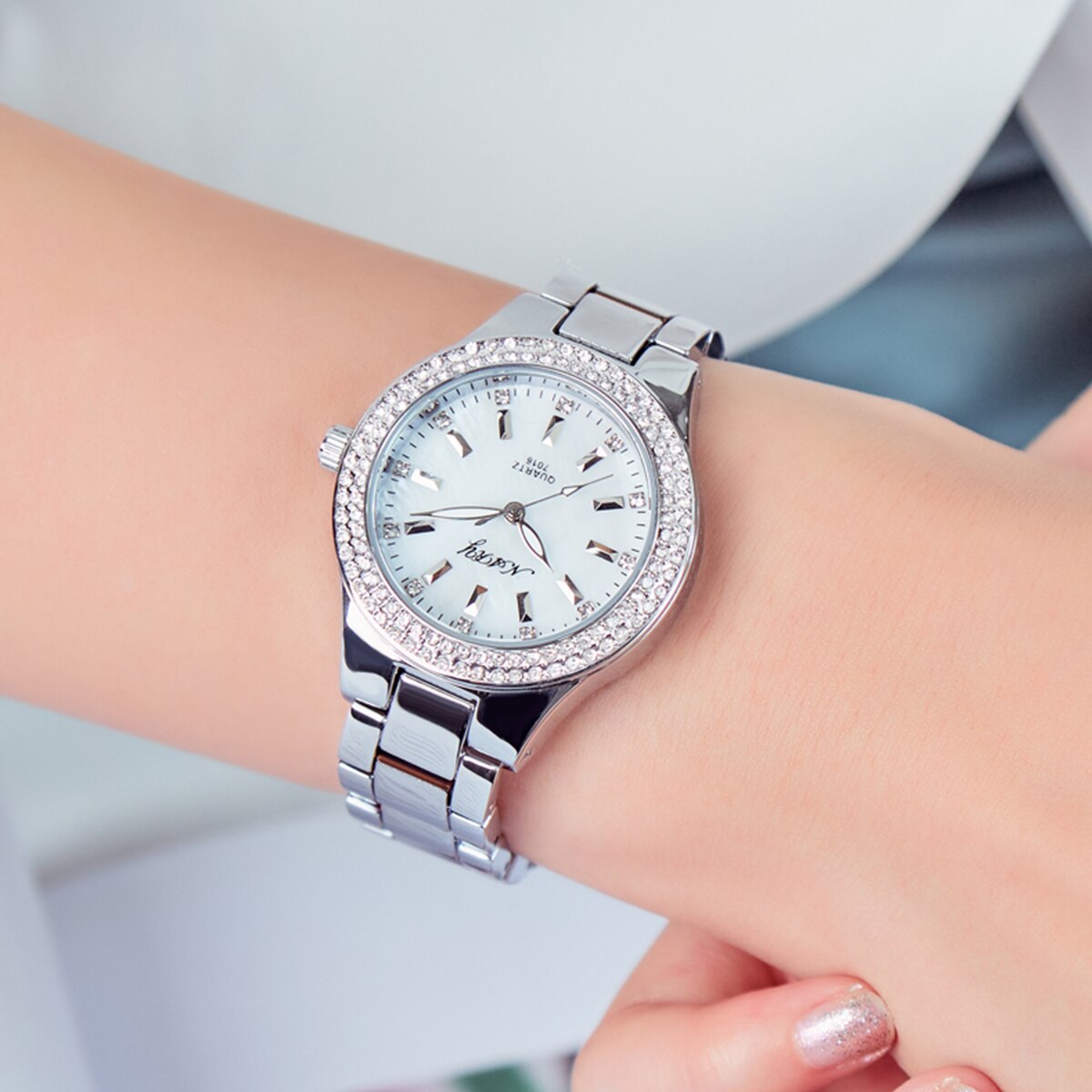 Montre élégante étanche pour femmes dorée décontractée.