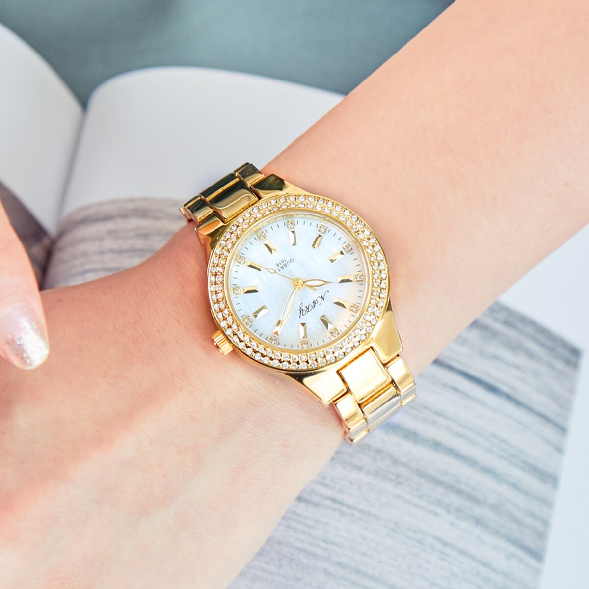 Montre élégante étanche pour femmes dorée décontractée.