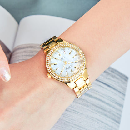 Montre élégante étanche pour femmes dorée décontractée.