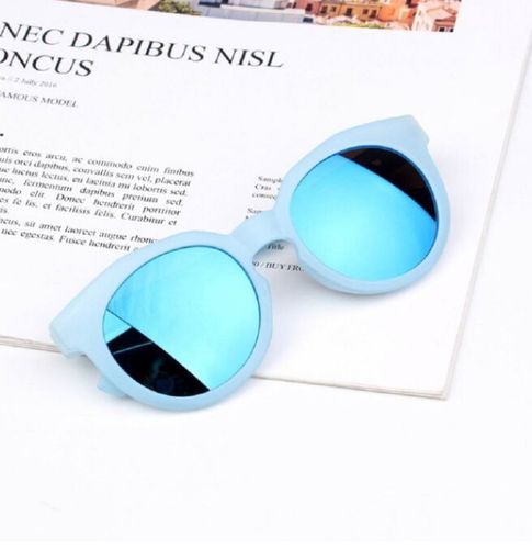 Lunettes de soleil rondes colorées pour enfants.