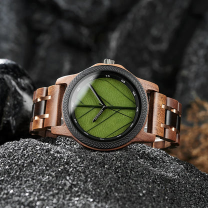 Montre homme au quartz en bois avec cadran en feuille.