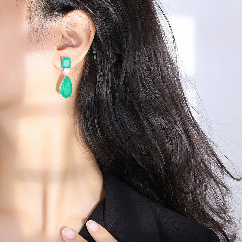 Boucles d'oreilles en pierre précieuse d'émeraude pour femmes.