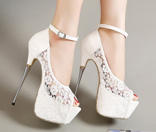 Chaussures de mariage en dentelle pour femmes.