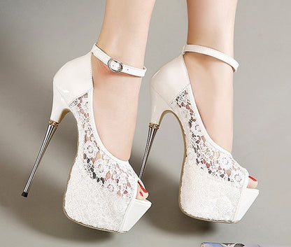 Chaussures de mariage en dentelle pour femmes.