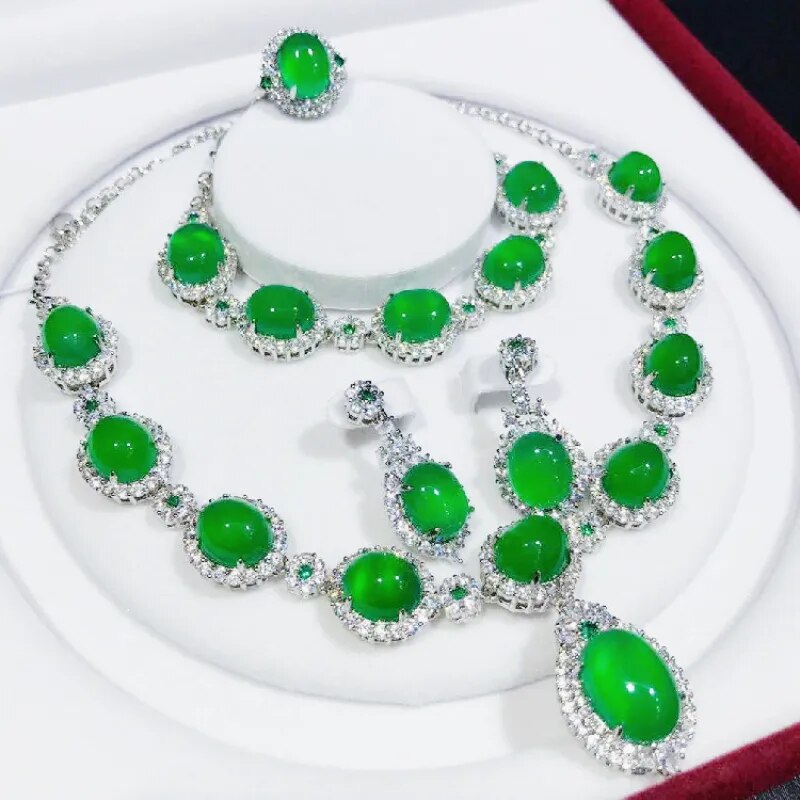 Ensemble de bijoux en diamant fait à la main pour femmes.