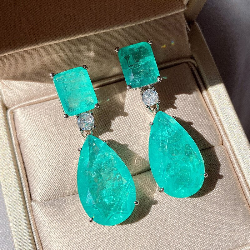 Boucles d'oreilles en pierre précieuse d'émeraude pour femmes.