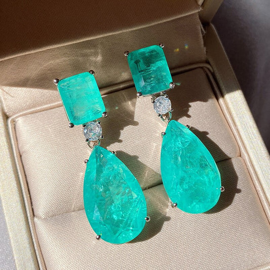 Boucles d'oreilles en pierre précieuse d'émeraude pour femmes.