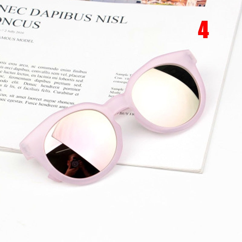Lunettes de soleil rondes colorées pour enfants.