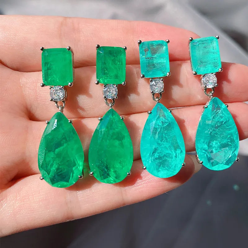 Boucles d'oreilles en pierre précieuse d'émeraude pour femmes.