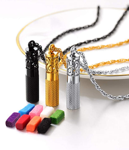 Collier pendentif médaillon de parfum pour hommes.