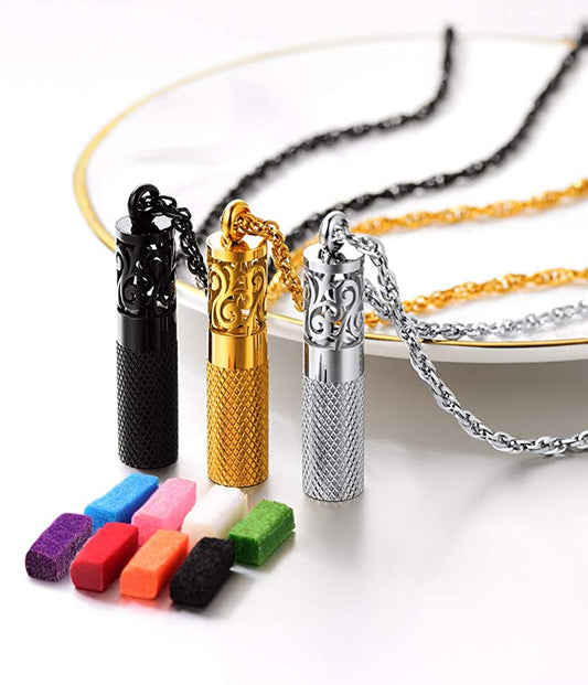 Collier pendentif médaillon de parfum pour hommes.