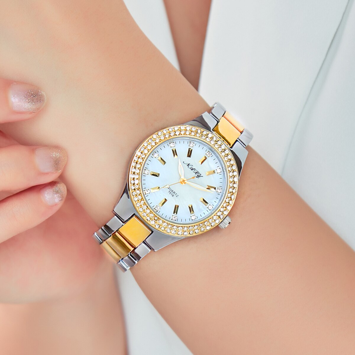 Montre élégante étanche pour femmes dorée décontractée.