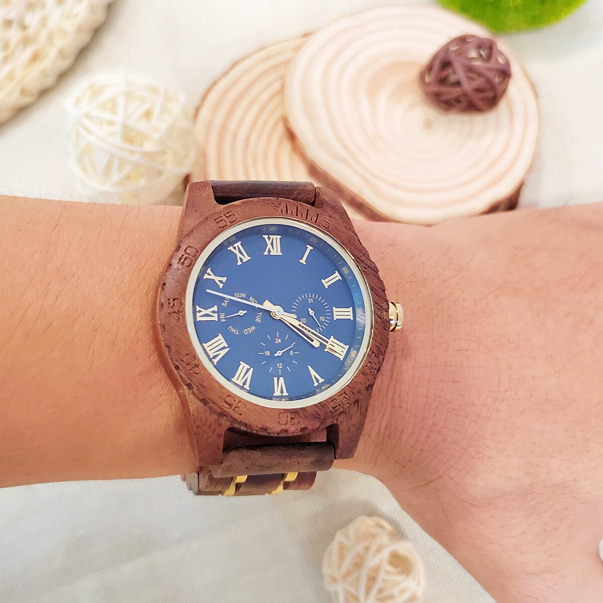 Montres bracelets en bois  pour hommes affichage de la date et de la semaine.